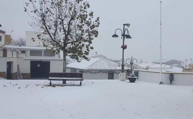 Cadenas en el Puerto de la Ragua y varias carreteras cortadas en la provincia de Granada por la nieve
