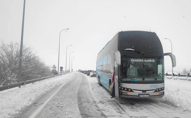 Viajeros del autobús entre Granada y Madrid permanecen atrapados 24 horas debido al temporal