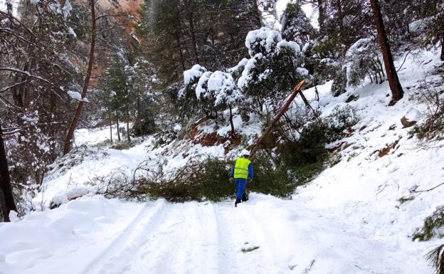 'Al rescate' de las aldeas de Santiago-Pontones incomunicadas por la nieve