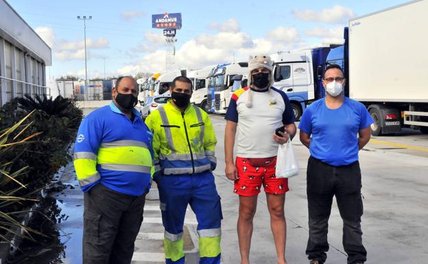 Paciencia y resignación entre los camioneros atrapados en la A-4 por los efectos de Filomena