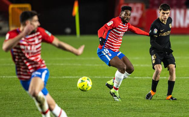Eteki naufraga en el centro del campo frente al FC Barcelona
