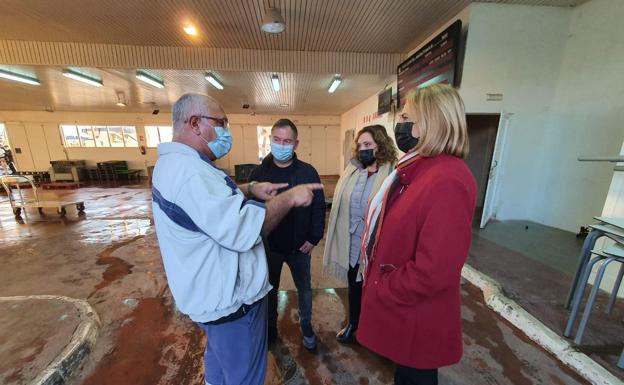 Junta y Ayuntamiento de Motril muestran apoyo a los pescadores por la extensión del alga asiática