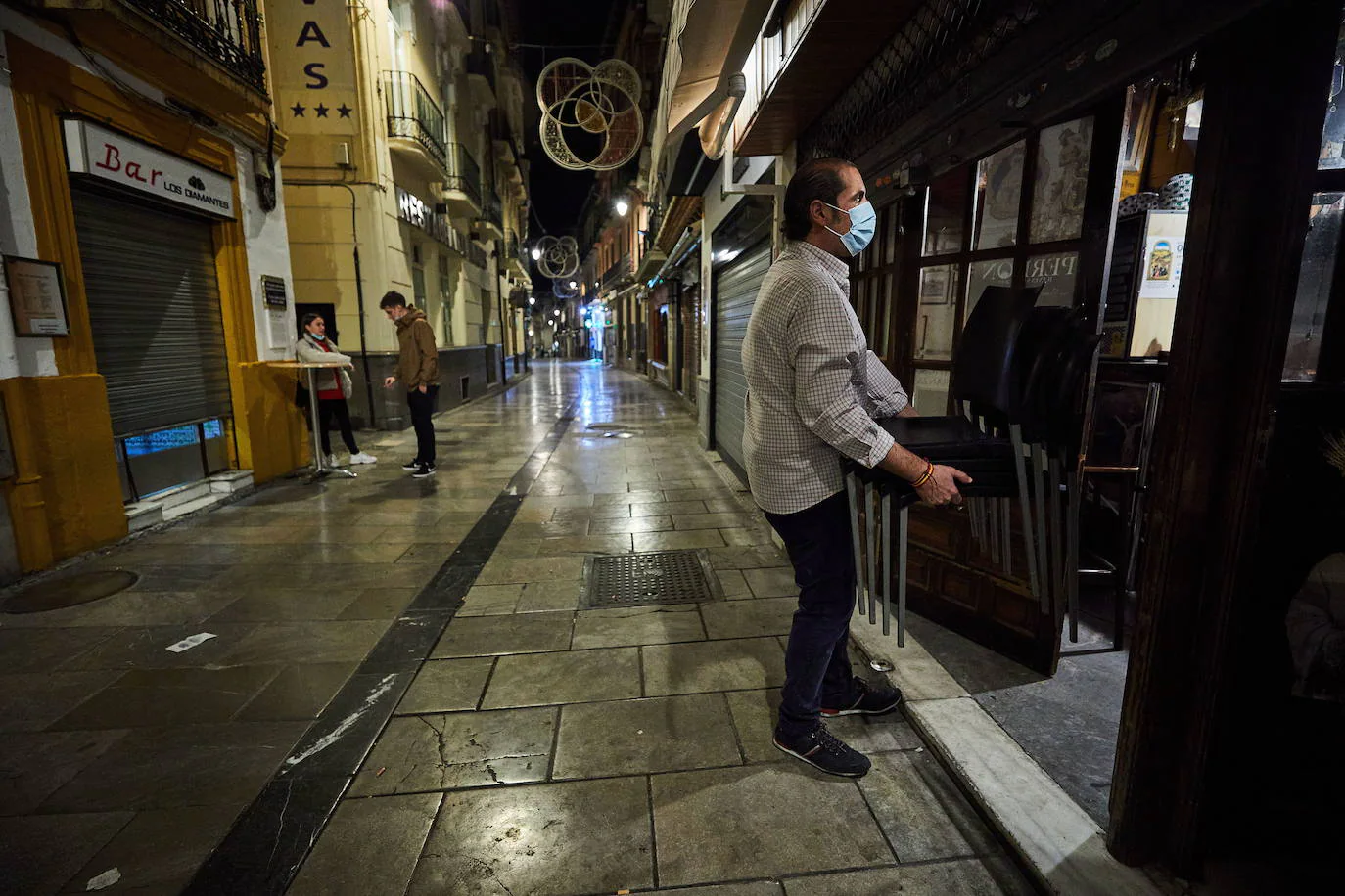 Bares y comercios de Granada, «desolados» por unas restricciones «que acelerarán los cierres de negocios»