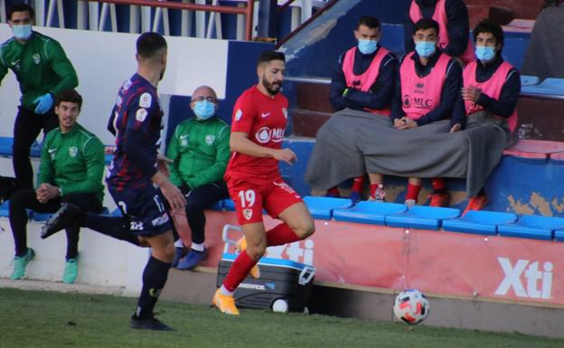 Un penalti en los últimos minutos hace que se le escape el liderato al Linares
