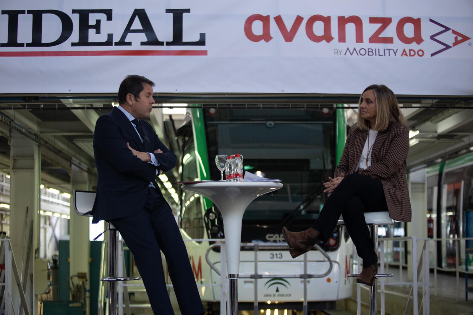 Las mejores imágenes del encuentro de Marifrán Carazo y Gerardo Cuerva en Diálogos por Granada de IDEAL