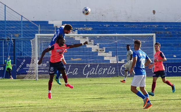 El central José Cruz seguirá un año más vistiendo la camiseta del Linares