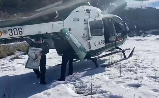 Llevan comida a un ganadero y a sus perros aislados más de dos semanas por el temporal de nieve