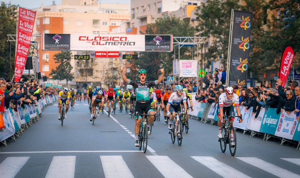 Diez equipos World Tour en la Clásica de Almería