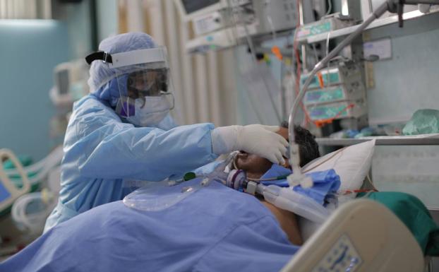 Las UCI ya están a la mitad de su capacidad y Almería iguala su cifra más alta de muertos