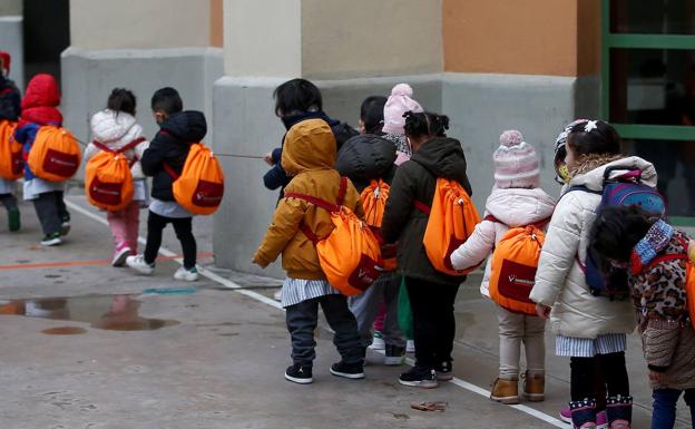 Educación descarta suspender las clases presenciales en Andalucía y avisa sobre la ventilación con el frío