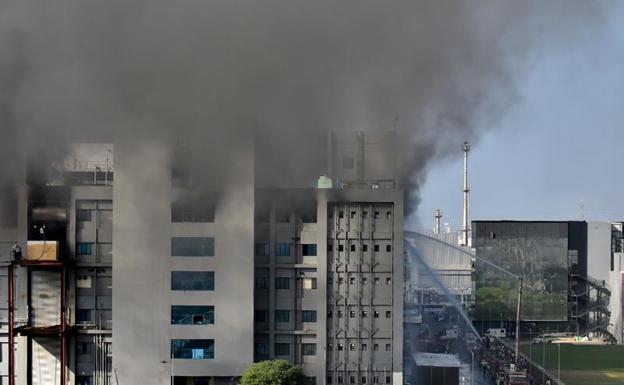 5 muertos en un incendio en la mayor fábrica de vacunas del mundo, que produce para Oxford y AstraZeneca