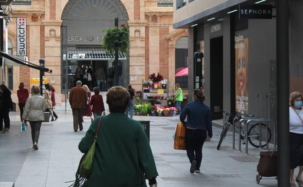 Almería supera ya la barrera que obliga a cerrar los bares y el comercio