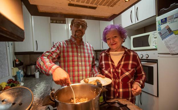 Dos granadinos se convierten en los 'ángeles de la guarda' de un sintecho: «No permitiremos que vuelva a vivir en la calle»