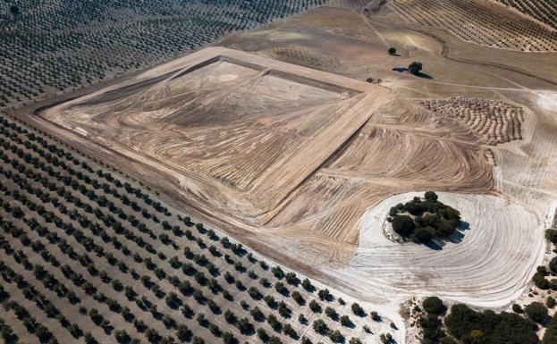 Vecinos de Iznalloz se oponen a una orujera y consiguen paralizar la obra