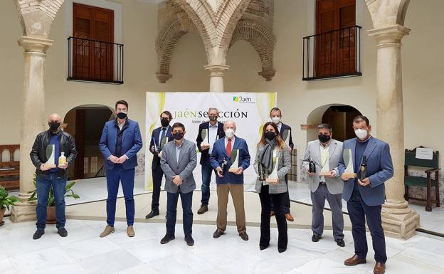 Entrega del distintivo Jaén Selección a los «ocho magníficos» del aceite