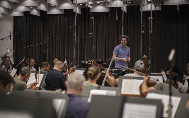 Llega a Granada 'Symphony' un viaje inédito al corazón de la música con la batuta de Gustavo Dudamel