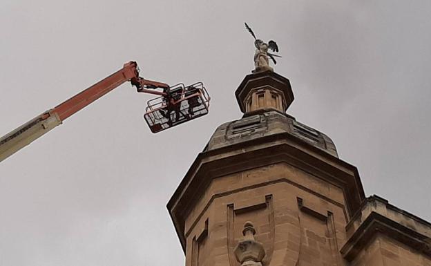 La Curia revisa todos los pináculos y elementos artísticos de la catedral de Granada para prevenir desprendimientos por los terremotos