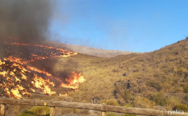 El tercer incendio forestal en dos semanas arrasa 300 hectáreas en la Sierra de los Filabres
