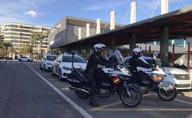 Seis personas detenidas por saltarse un cierre perimetral a la carrera al llegar en taxi de Almería a Alicante