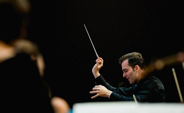 El violinista de la OCG Edmon Levon dirige a la Sinfónica de Radio Televisión Española