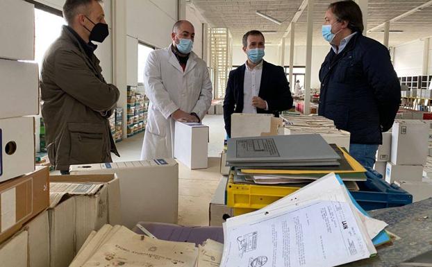 Una docena de especialistas trabaja en recuperar el abandonado Archivo Municipal