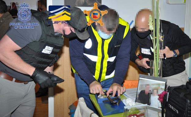 La policía desmonta una organización que defraudó más de 12 millones con tarjetas de crédito norteamericanas