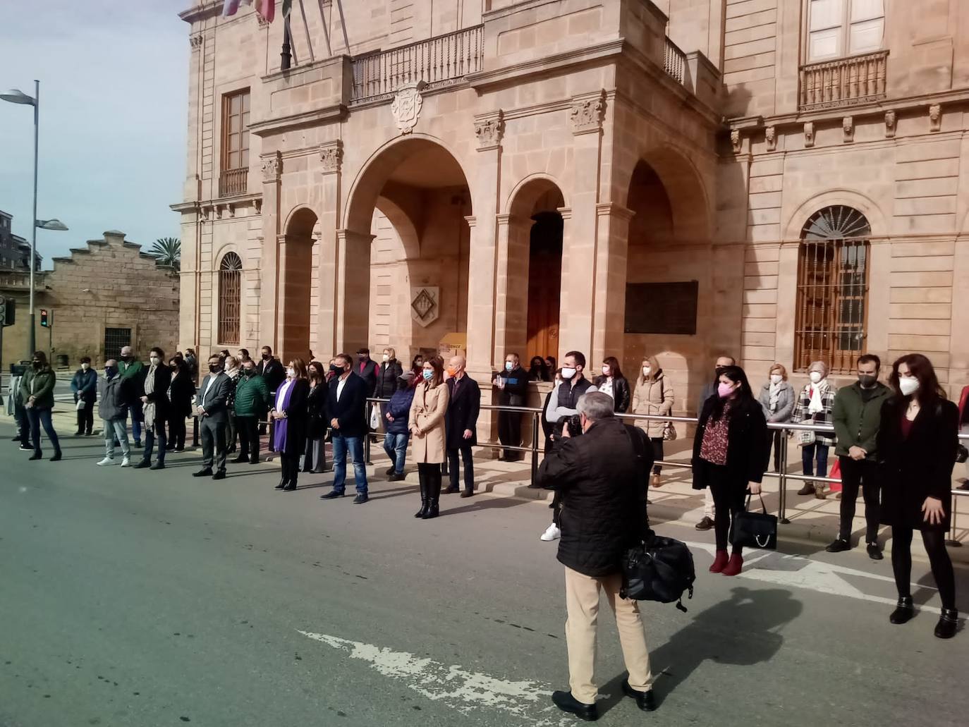 Minuto de silencio y condena unánime por el crimen de Linares