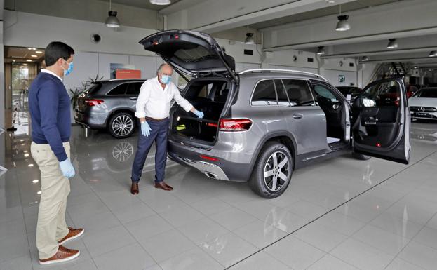 Los concesionarios de Almería pinchan por la covid, que se lleva una de cada cuatro ventas