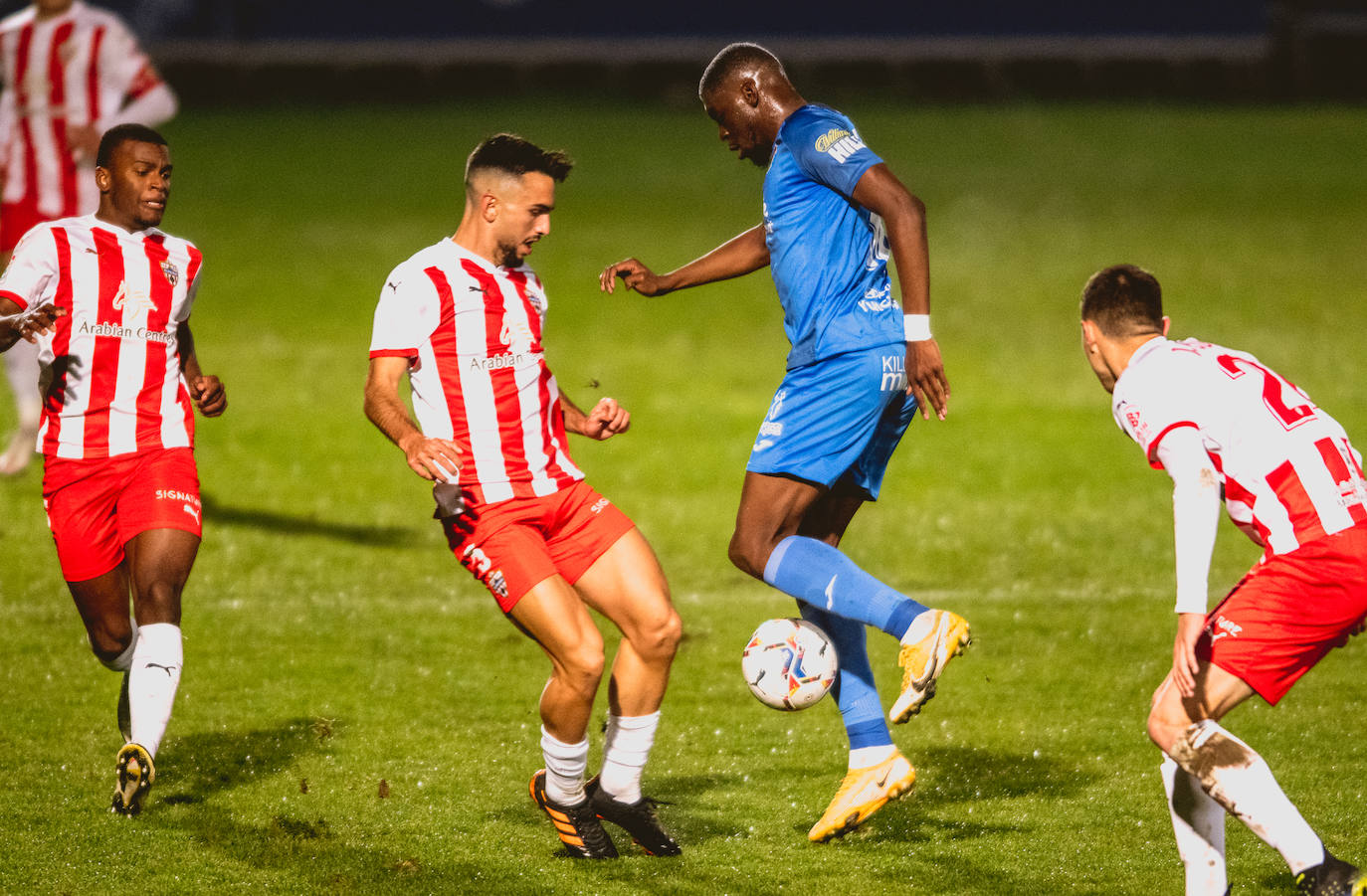 Un Almería espeso celebra un punto que sabe a oro