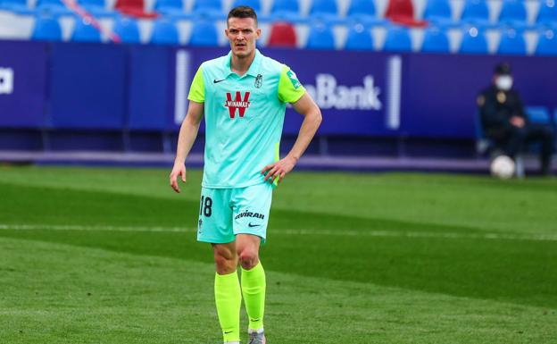 Adrián Marín debutó como carrilero pero fue cambiado al descanso