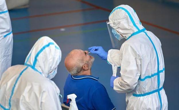 La tercera ola se ceba con los mayores de fuera de las residencias