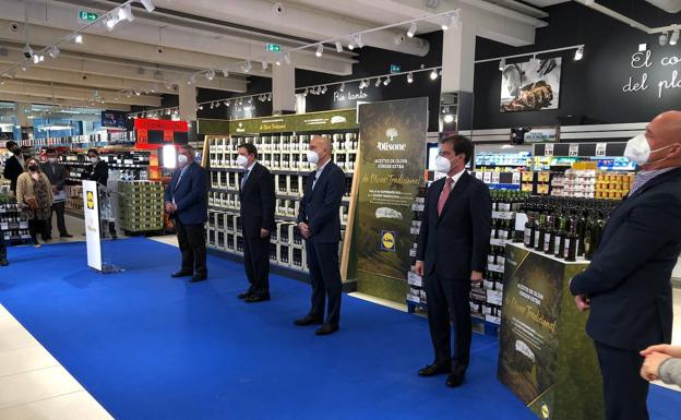 Lidl venderá aceite de Jaén del olivar tradicional «garantizando un precio justo a los agricultores»