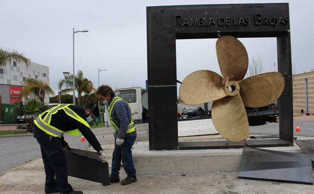 La Rambla de Las Brujas de Motril estrena pórtico al mar con un monumento a la navegación