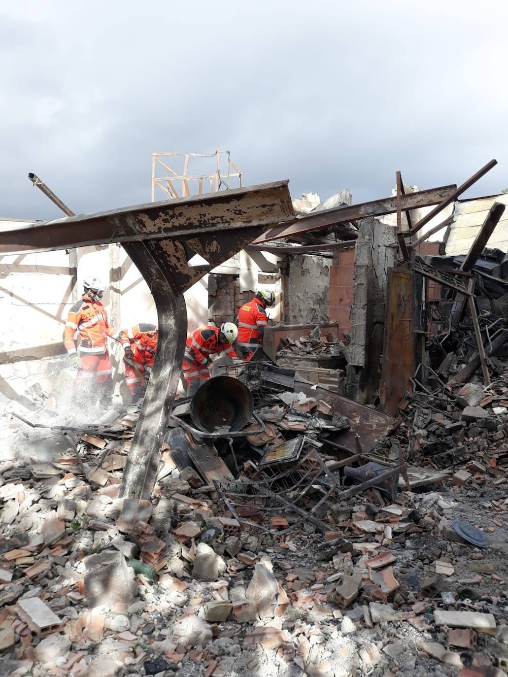 Los bomberos retoman la búsqueda del escultor desaparecido con un cribado de los restos del incendio de su vivienda