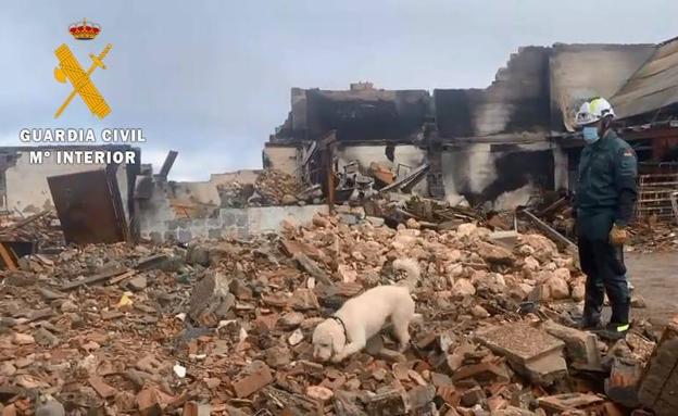 Hallan indicios de huesos entre los escombros de la vivienda incendiada donde se busca al escultor de Moclín