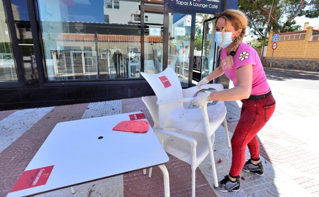 Las tiendas y los bares abren desde hoy en Almería y otros 81 municipios