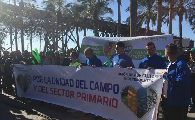 Caravana de coches del sector primario para reivindicar mejores condiciones