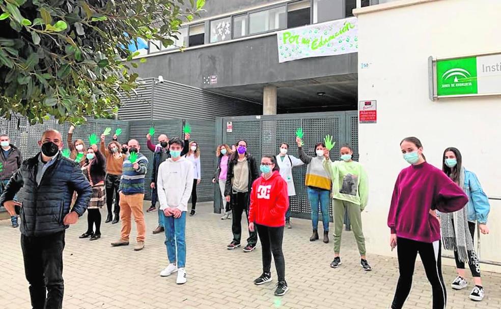 La comunidad escolar pide seguridad con manos verdes