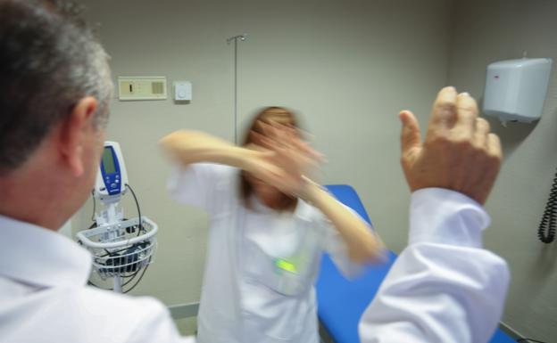 La otra cara de la pandemia: 70 sanitarios sufren agresiones físicas y verbales en Almería