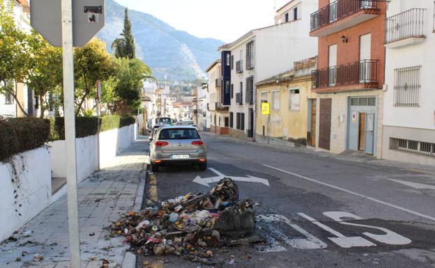 Arde un contenedor en pleno toque de queda en Padul