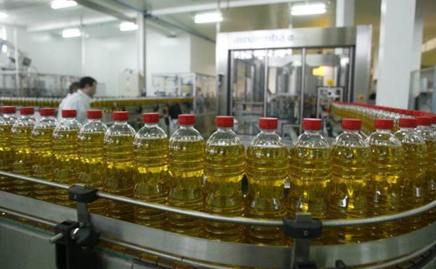 Asaja señala que los aranceles americanos hunden la venta del aceite envasado un 80%