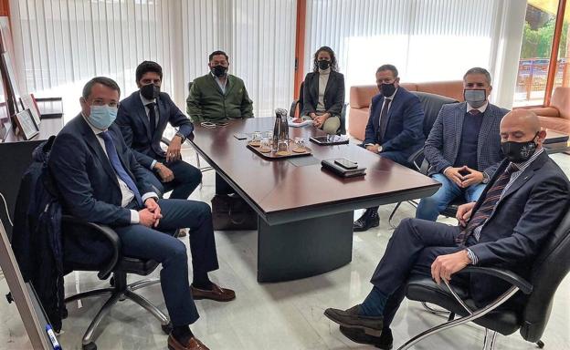 Acuerdo del Ayuntamiento, el club y la Junta de Andalucía para reformar el campo de Linarejos