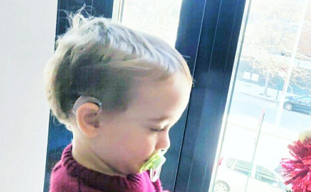 Piden ayuda para encontrar los valiosos audífonos de un pequeño de Granada: «No puede vivir con normalidad sin ellos»