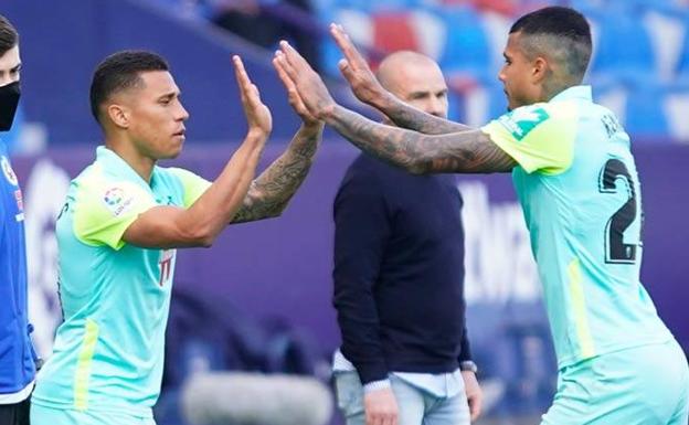 La hora de los dos versos sueltos rojiblancos para cubrir el vacío de Suárez y Soldado