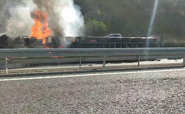 Arde un camión tras volcar en la A-92 a la altura de Huétor Tájar