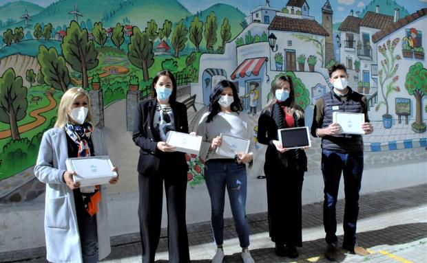 La Fundación 'la Caixa' dona 17 tablests a los alumnos con menos recursos del Colegio Público Lucena Rivas de Lanjarón