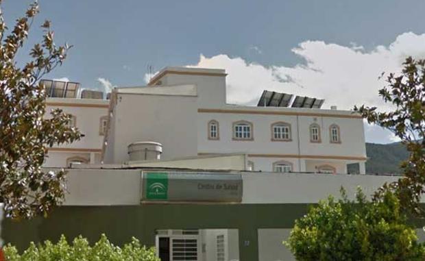 Un bulo sobre vacunaciones ficticias reúne a decenas de personas ante el centro de salud de Abla