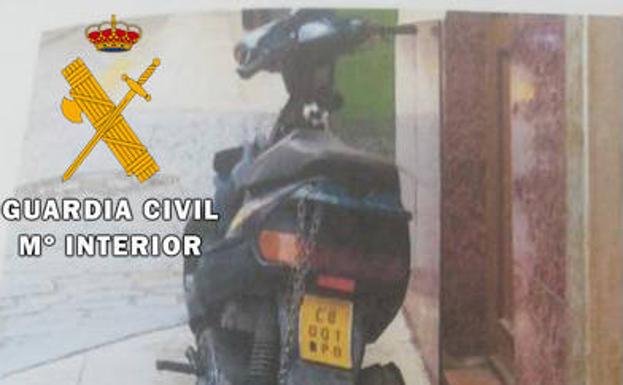 Detienen a un vecino de Torredelcampo que circulaba con un ciclomotor con placas de matrícula falsas