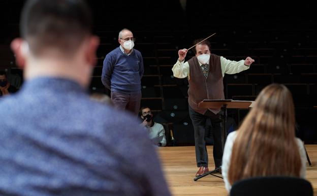 Aprendices de maestros en el podio