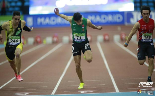 Dani Rodríguez se proclama campeón de España de 60 con mínima europea